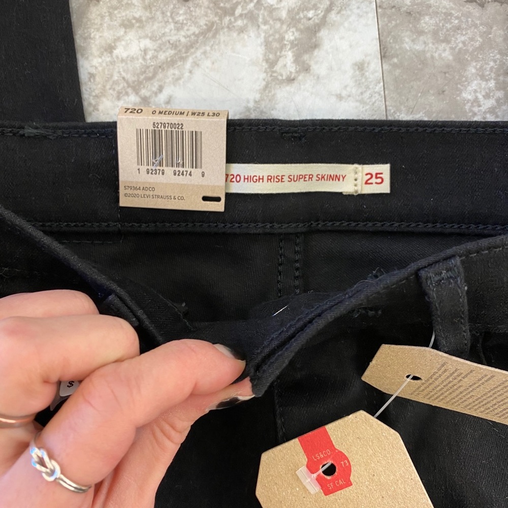 HIGH RISE BLACK LEVIS- 25 medium - Picture 3 of 4
